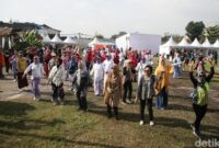 1762580000957-serunya-ibu-ibu-berkebaya-senam-pagi-di-west-java-festival-2025-1762567835471_169
