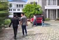 1762601733485-polres-metro-bekasi-menggerebek-sindikat-penipuan-online-di-bandar-lampung-dokistimewa-1762573765753_169