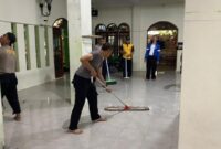 1762623020396-ledakan-di-sman-72-jakarta-menyisakan-luka-dan-kerusakan-polres-metro-jakarta-utara-membantu-membenahi-sekolah-usai-insiden-ya-1762611532341_169