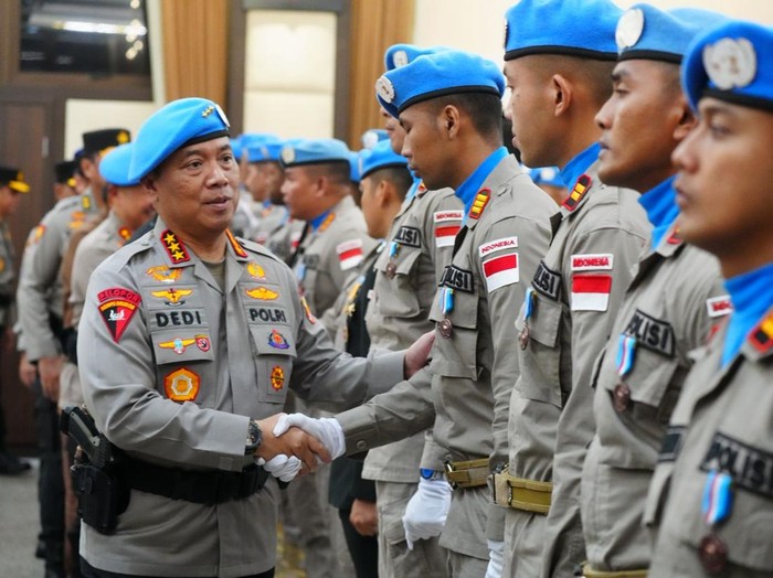 1762623026601-komjen-dedi-prasetyo-memimpin-upacara-purna-tugas-dan-penganugerahan-tanda-jasa-bagi-139-personel-polri-kontingen-garuda-bhaya-1760707630323_43