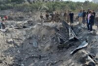 1762644034827-warga-dan-tentara-lebanon-berkumpul-di-lokasi-serangan-israel-yang-diklaim-menargetkan-posisi-hizbullah-di-wilayah-selatan-leb-1762504574966_169