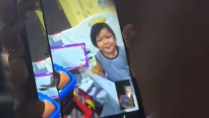 1762666337054-bilqis-4-saat-video-call-dengan-orang-tuanya-dari-makassar-usai-ditemukan-selamatdi-jambi-1762653424685_169