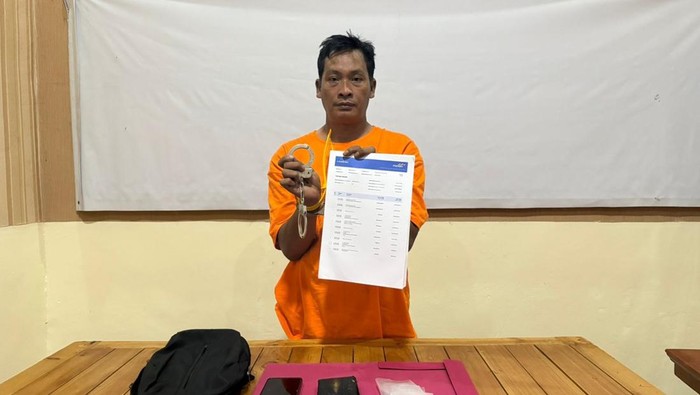 1762666401238-pria-bernama-jamroni-ditangkap-usai-memeras-rp-200-juta-dengan-modus-mengaku-aku-anggota-bnn-1762659544738_169