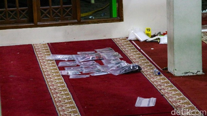 1762666487080-tim-gegana-dan-jibom-polri-sisir-masjid-sman-72-usai-ledakan-1762517568752_169