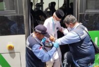 1762688334945-petugas-haji-membantu-jemaah-lansia-1750637341295_169