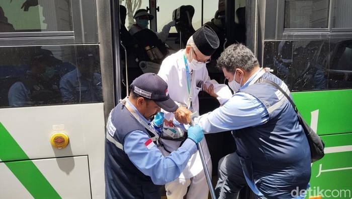 1762688334945-petugas-haji-membantu-jemaah-lansia-1750637341295_169