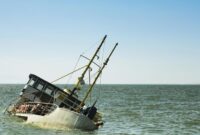 1762688427037-ilustrasi-kapal-pengangkut-turis-tenggelam_169