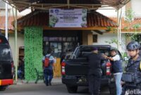 1762709638404-sman-72-kelapa-gading-dijaga-ketat-usai-ledakan-1762503096400_169