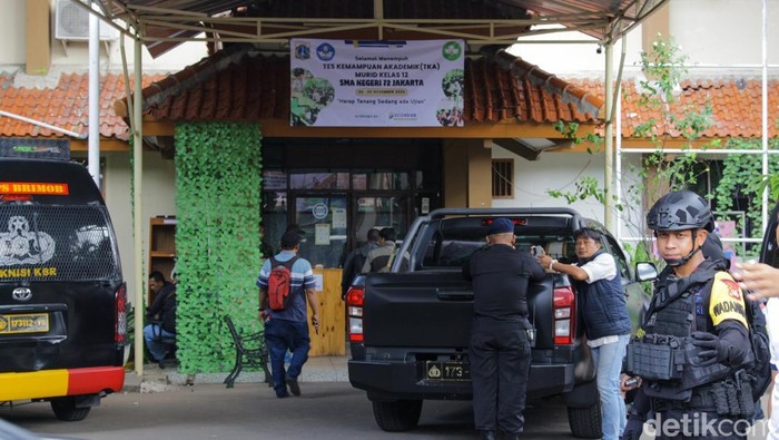 1762709638404-sman-72-kelapa-gading-dijaga-ketat-usai-ledakan-1762503096400_169