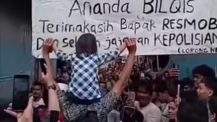 1762753194892-momen-balita-bernama-bilqis-4-digendong-ayahnya-saat-disambut-kedatangannya-oleh-warga-di-makassar-1762685106114_169