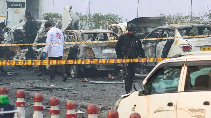 1762839683757-garis-polisi-dipasang-di-lokasi-ledakan-dekat-benteng-merah-delhi-dijaga-ketat-1762830732772_169