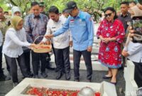 1762926040483-mensos-gus-ipul-tabur-bunga-di-tmp-1762922218008_169