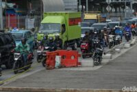 1762926115742-proyek-pelebaran-jalan-di-bekasi-macet-tak-terhindarkan-1762918203706_169