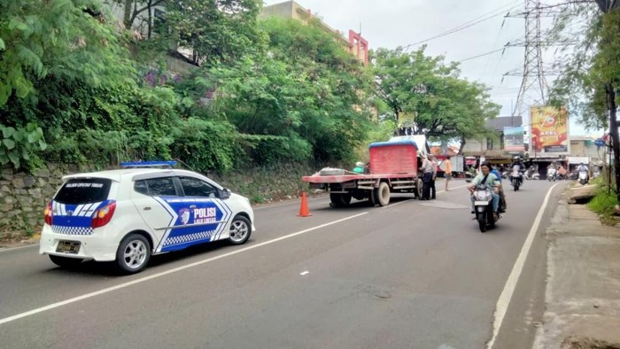 1762926131950-truk-mogok-di-tanjakan-titoti-ciputat-tangsel-1762920620543_169