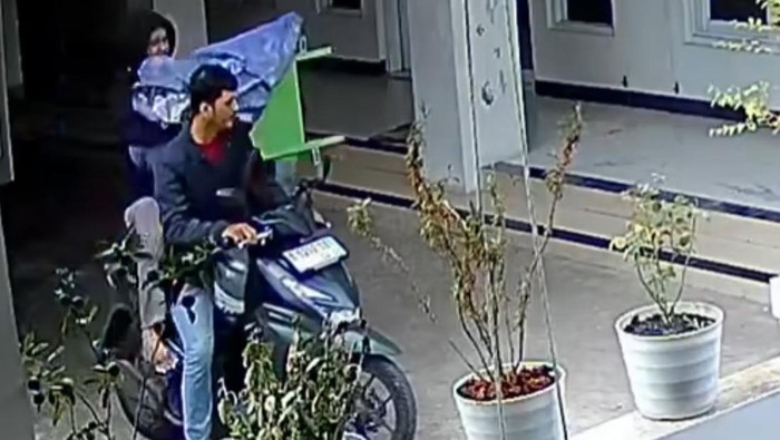 1762947325338-dua-pria-diduga-maling-kotak-amal-di-musala-daerah-depok-terekam-cctv-doktangkapan-layar-video-viral-1762945101713_169