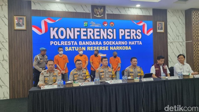1762947449154-polresta-bandara-soekarno-hatta-menggagalkan-peredaran-8500-cartridge-vape-berisi-zat-berbahaya-etomidate-yang-nilainya-mencap-1762943607207_169