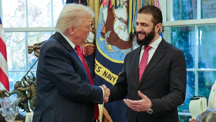 1763012458983-momen-pertemuan-trump-dan-presiden-suriah-ahmed-al-sharaa-di-gedung-putih-pada-senin-1011-waktu-setempat-1763008581939_169