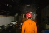 1763076104605-foto-rumah-makan-terbakar-akibat-kompor-lupa-dimatikan-di-tanah-sareal-bogor-dok-bpbd-bogor-1763054200404_169