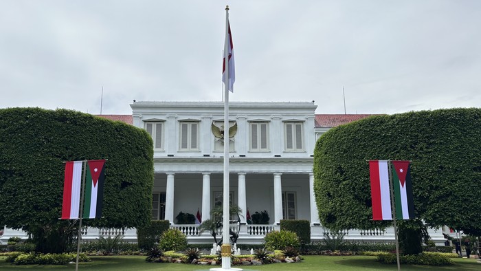 1763098544434-bendera-yordania-hiasi-istana-jelang-kedatangan-raja-abdullah-ii-firdadetikcom-1763094845585
