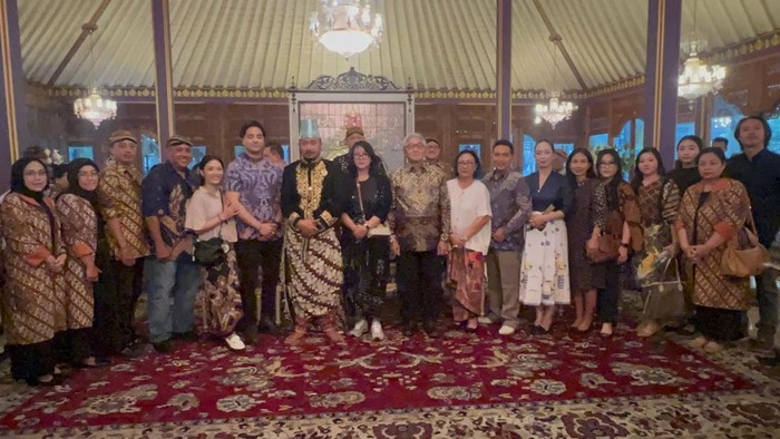 1763098630668-foto-kgph-mangkubumi-dinobatkan-sebagai-pb-xiv-1763024269016_169