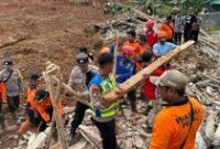 1763098707175-pencarian-korban-longsor-di-cilacap-1763092099497_43