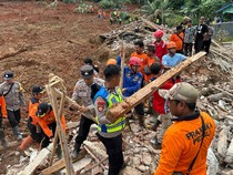 1763098707175-pencarian-korban-longsor-di-cilacap-1763092099497_43