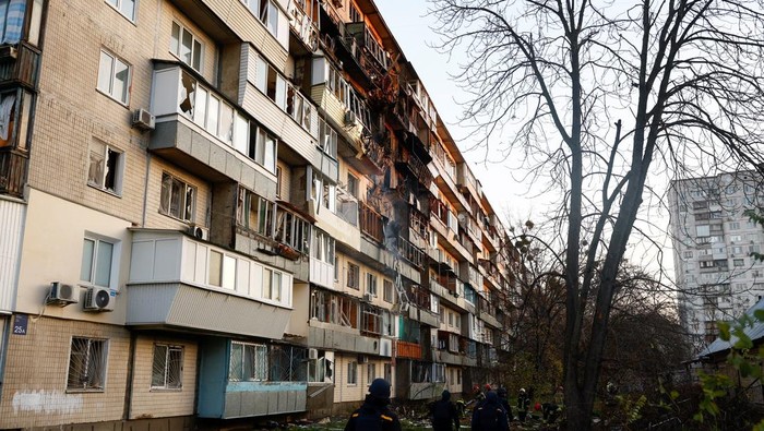 1763120045930-drone-dan-rudal-rusia-hantam-kyiv-lukai-11-warga-dan-rusak-puluhan-bangunan-1763101729308_169