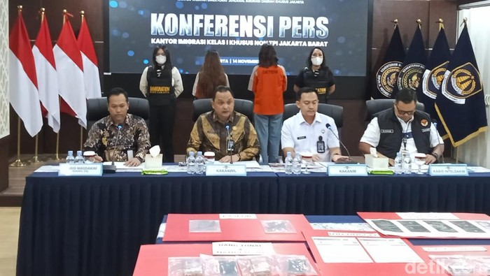 1763120129827-kantor-imigrasi-kelas-i-khusus-non-tpi-jakarta-barat-menangkap-dua-warga-negara-uzbekistan-yang-diduga-terlibat-praktik-prosti-1763117256848_169