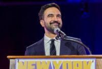 1763120233512-gaya-zohran-mamdani-muslim-pertama-jadi-wali-kota-new-york-1762619975288_169