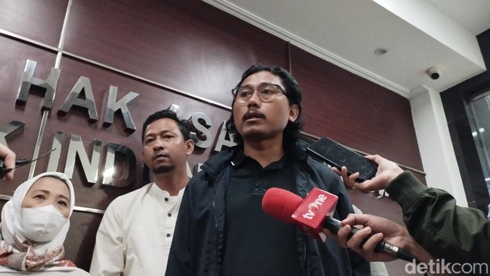 1763120276663-koordinator-program-di-perhimpunan-bantuan-hukum-dan-hak-asasi-manusia-indonesia-pbhi-julius-ibrani_169