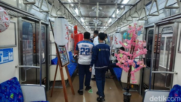 1763141797009-kai-mengakhiri-pengoperasian-3-seri-krl-yaitu-seri-7000-seri-8500-dan-seri-203-untuk-mengenang-ketiga-krl-kai-menghadirkan-min-1763125274688_169