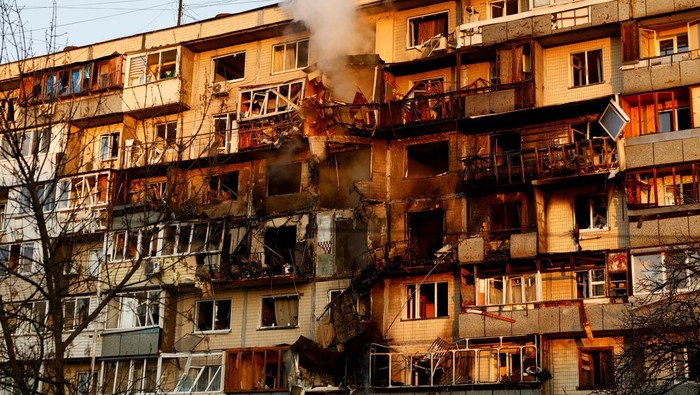 1763162358888-drone-dan-rudal-rusia-hantam-kyiv-lukai-11-warga-dan-rusak-puluhan-bangunan-1763101729439_169