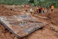 1763184583063-pencarian-korban-longsor-terkendala-cuaca-1763176299796_169