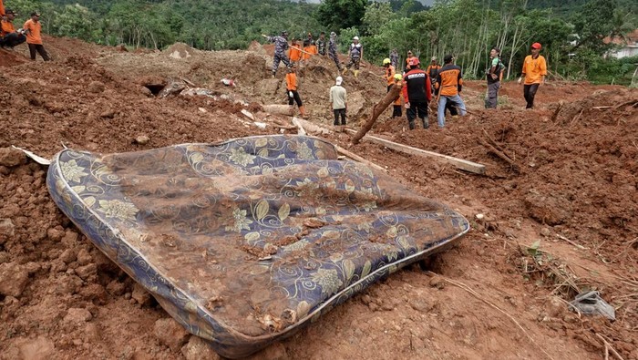 1763184583063-pencarian-korban-longsor-terkendala-cuaca-1763176299796_169