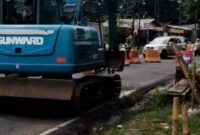 1763184704614-petugas-memperbaiki-jembatan-cibulakan-di-jalan-pandeglang-serang-kadu-pereng-cadasari-pandeglang-1763179523202_169