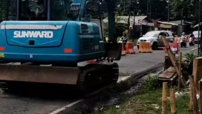 1763184704614-petugas-memperbaiki-jembatan-cibulakan-di-jalan-pandeglang-serang-kadu-pereng-cadasari-pandeglang-1763179523202_169