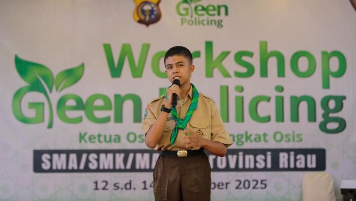 1763184711205-ketua-osis-sman-9-pekanbaru-alvaro-razaki-janersa-bicara-soal-green-policing-di-workshop-green-policing-1763178668024_169