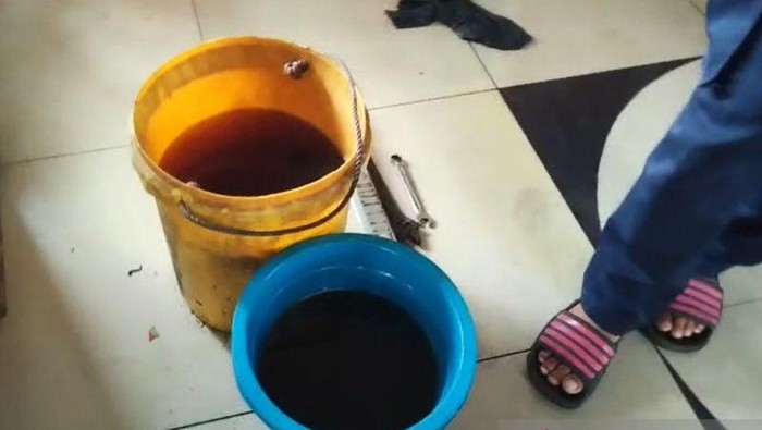 1763184717002-solar-mobil-damkar-makassar-mau-dicolong-1763178563836_169