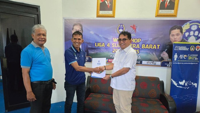 1763206209978-andre-rosiade-menerima-surat-keputusanpenetapan-calon-pemilihan-ketua-asprov-pssi-sumatera-barat-1763204757350_169