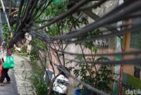 1763206426479-kabel-menjuntai-di-setiabudi-ancam-keselamatan-pengguna-jalan-1762915694116_169