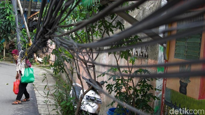 1763206426479-kabel-menjuntai-di-setiabudi-ancam-keselamatan-pengguna-jalan-1762915694116_169