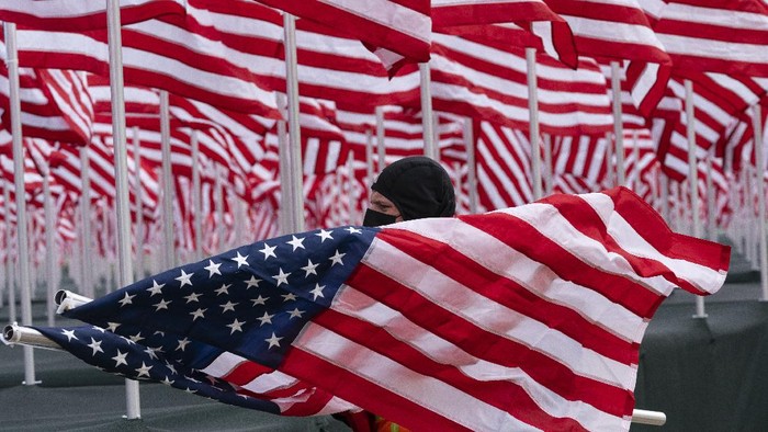 1763227762061-ribuan-bendera-as-meriahkan-pelantikan-joe-biden-4_169