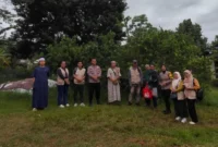 1763227779099-polsek-parung-mengantarkan-anak-yang-hilang-kembali-ke-orang-tuanya-1763177120686_169