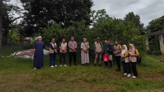 1763227779099-polsek-parung-mengantarkan-anak-yang-hilang-kembali-ke-orang-tuanya-1763177120686_169