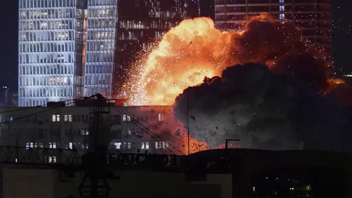 1763248723345-ledakan-di-tel-aviv-usai-serangan-israel-1749842011067_169