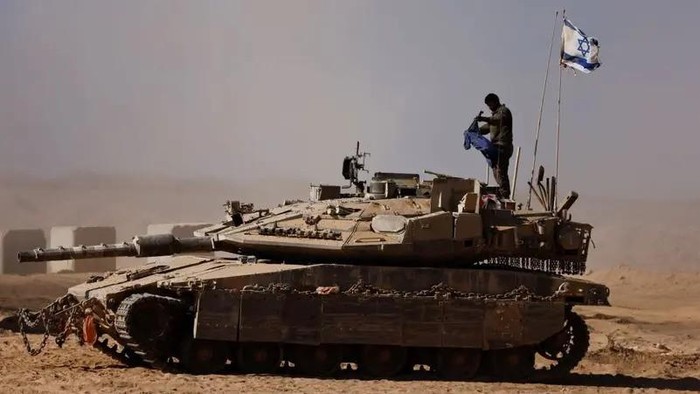 1763248740138-tentara-israel-berdiri-di-atas-tank-militer-yang-disiagakan-di-perbatasan-gaza-1755770598074_169