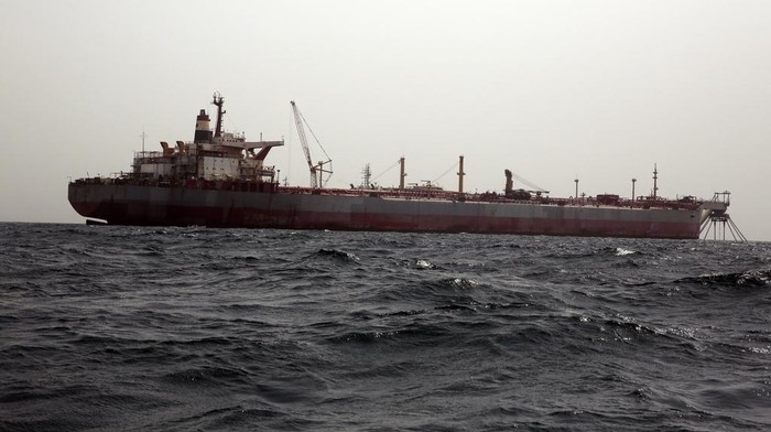 1763248770611-penampakan-kapal-tanker-yang-membusuk-di-laut-merah-3_169