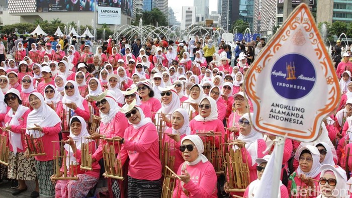1763271058743-ribuan-suara-angklung-menggema-1000-pemain-ramaikan-cfd-jakarta-1763260646996_169