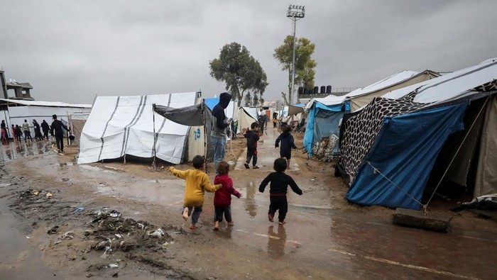 1763271065720-kondisi-pengungsian-warga-gaza-semakin-buruk-saat-hujan-lebat-musim-dingin-2_169