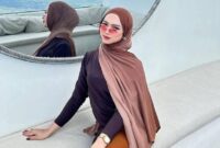 1763271172990-sister-hong-lombok-viral-bernama-deni-berasal-dari-praya-timur-lombok-tengah-dan-akrab-disapa-dea-lipa-foto-facebook-dianaarka-1762959803614_169